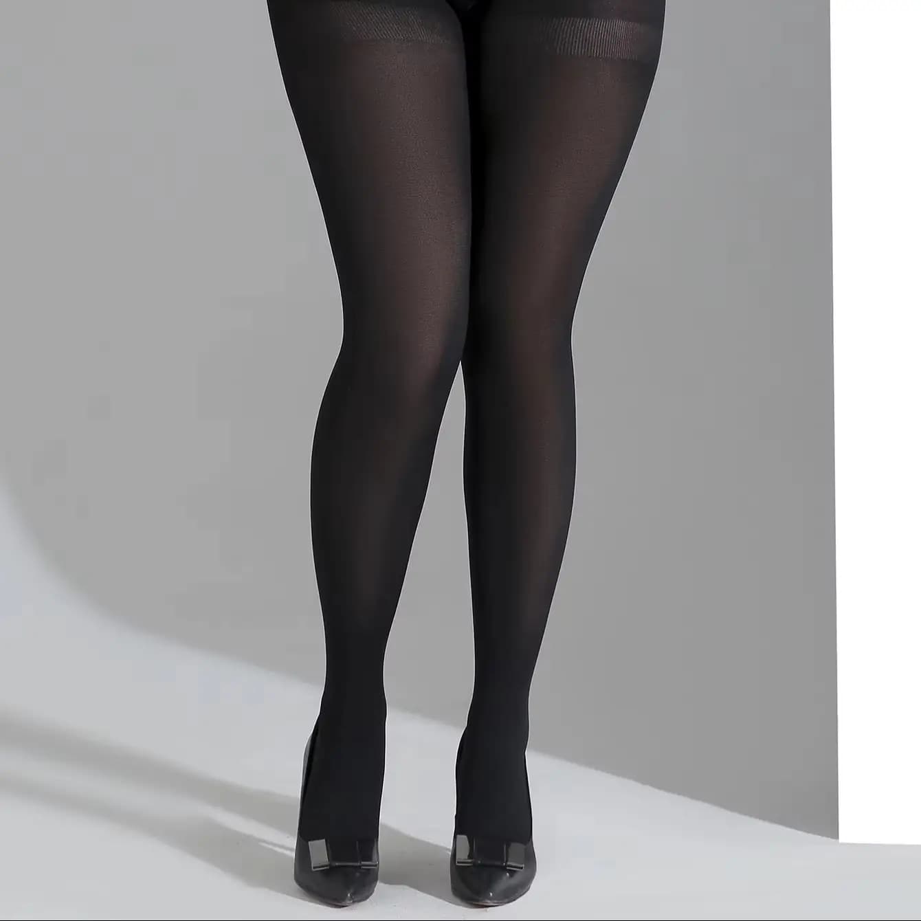 Un paio di collant neri da donna taglie forti collant taglie forti