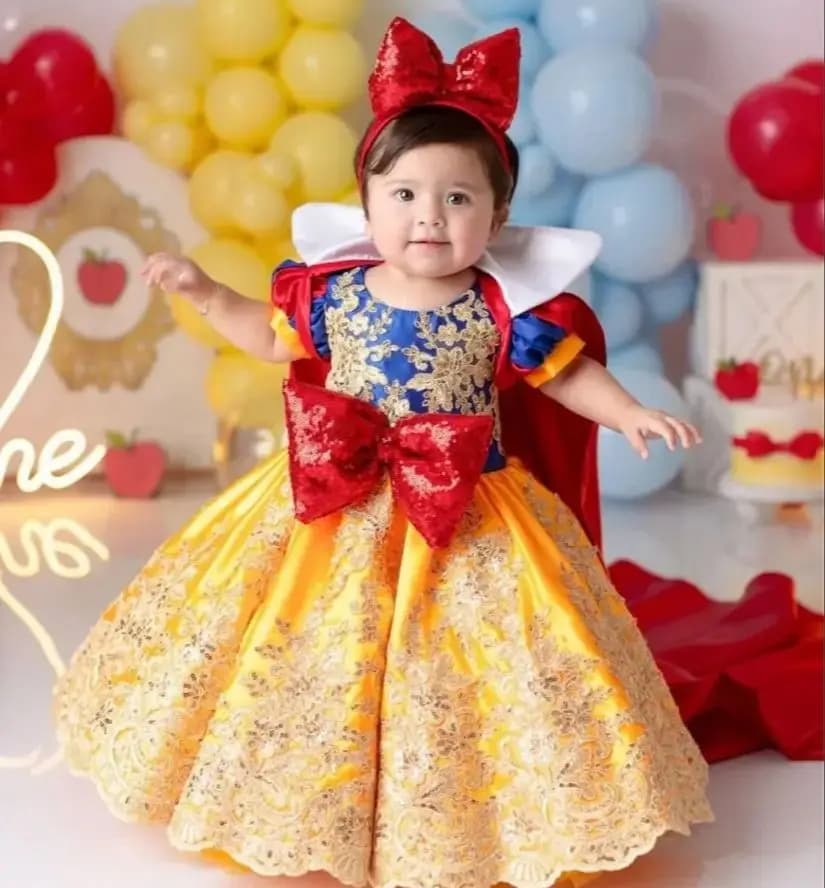 Abito da ragazza di fiori in pizzo dorato incluso mantello fiocco rosso primo compleanno principessa in rilievo abito da ballo di natale servizio fotografico Party