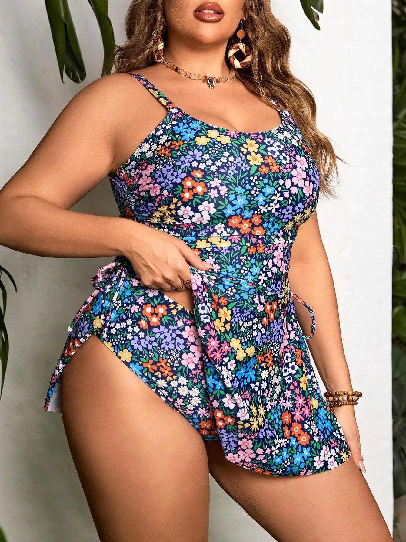 Costume da bagno tankini a due pezzi con stampa floreale, scollo a U, allacciatura frontale e pantaloncini a vita alta, per l'abbigliamento estivo da spiaggia.