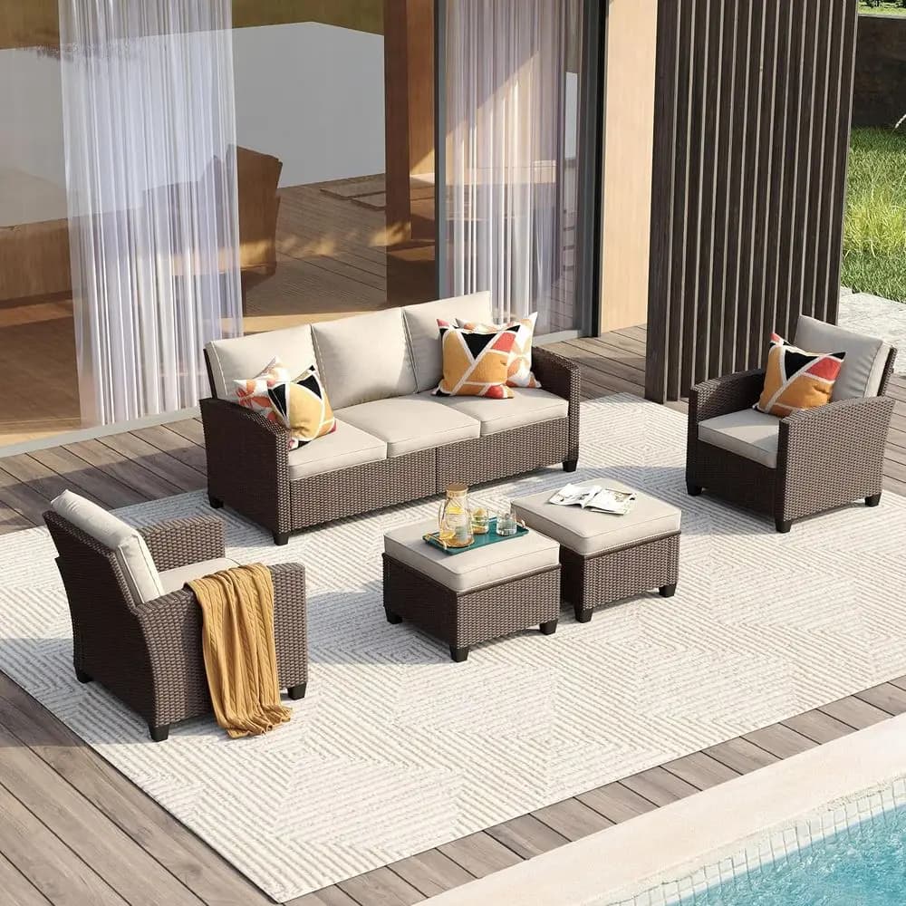 Set di mobili da esterno in rattan da 5 pezzi con pouf, divano a 3 posti imbottito e sedie singole, marrone