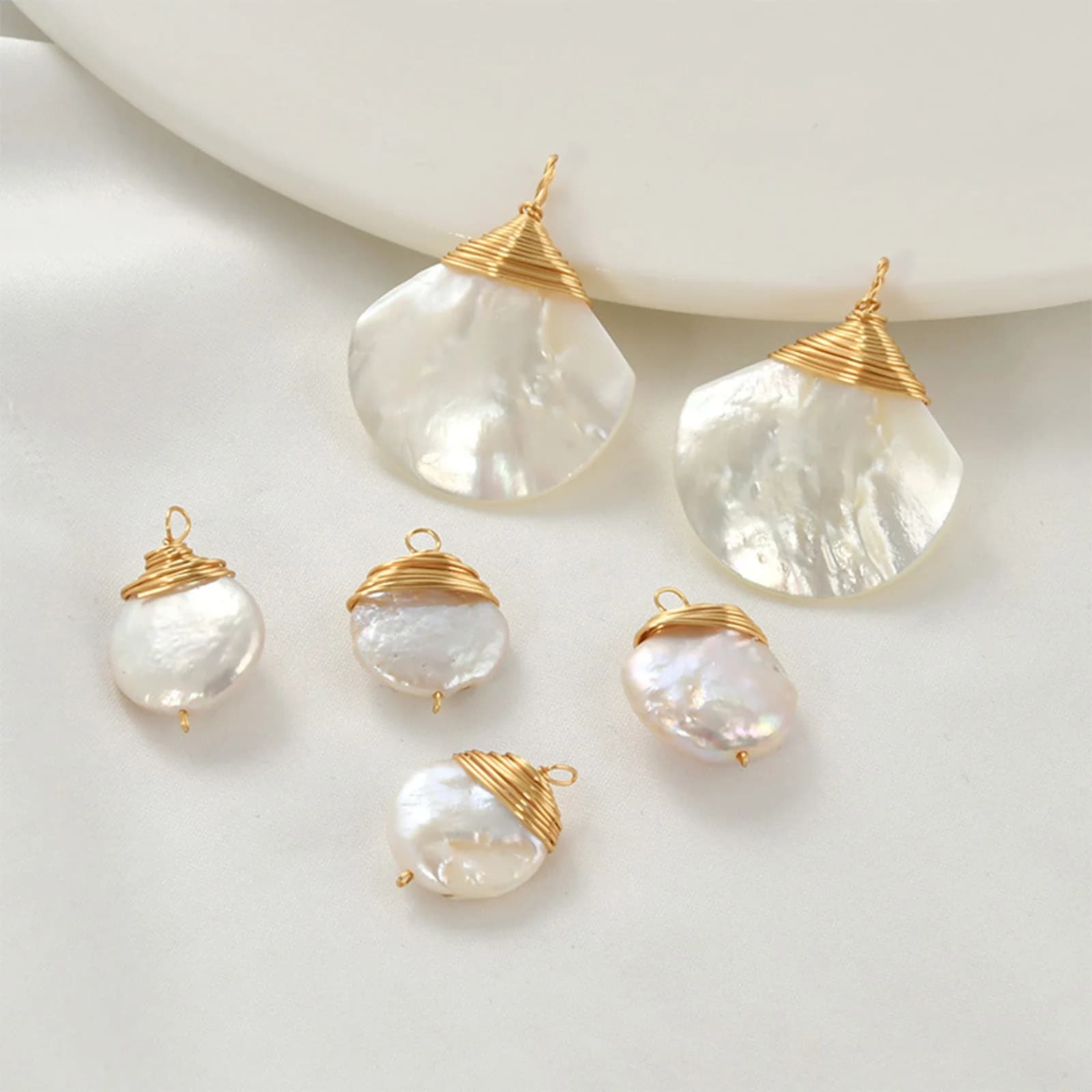 1 pz ciondoli in ottone Color oro filo avvolto bianco barocco ciondoli di perle naturali per le donne collana fai da te orecchini risultati dei monili
