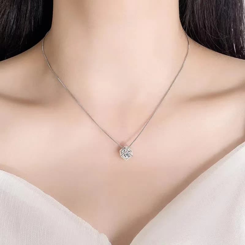 Collana Cubo di Rubik in Cristallo, Ciondolo Quadrato con Zirconi, Catena per Clavicola, Regalo di Compleanno di Lusso Leggero, Gioielli in Argento per Studenti
