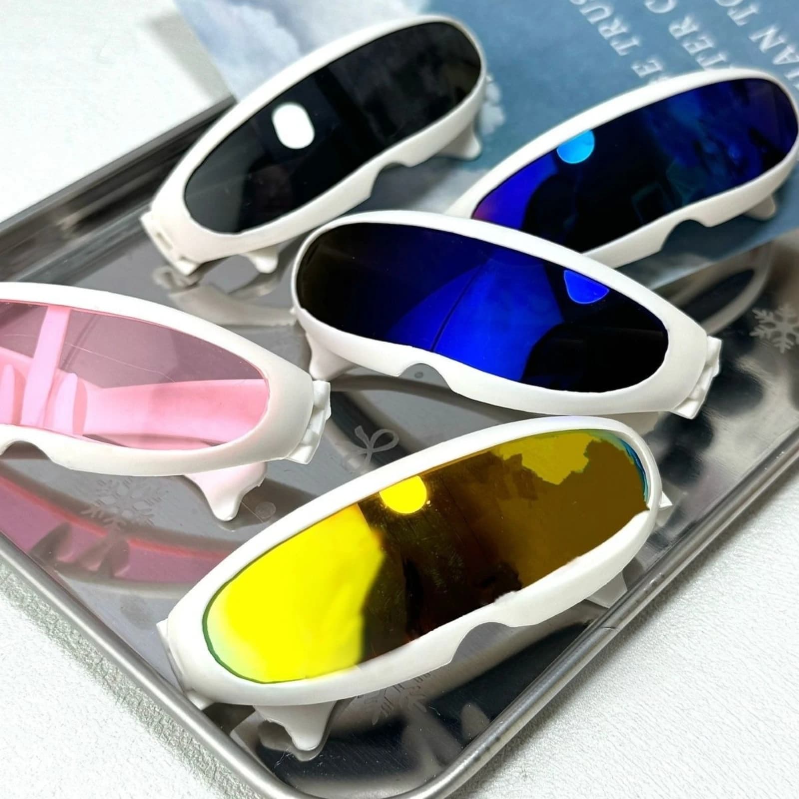 Suitable for a 20cm-sized cotton doll. Decorated with doll-specific ski goggles, and cool laser-effect decorative glasses.