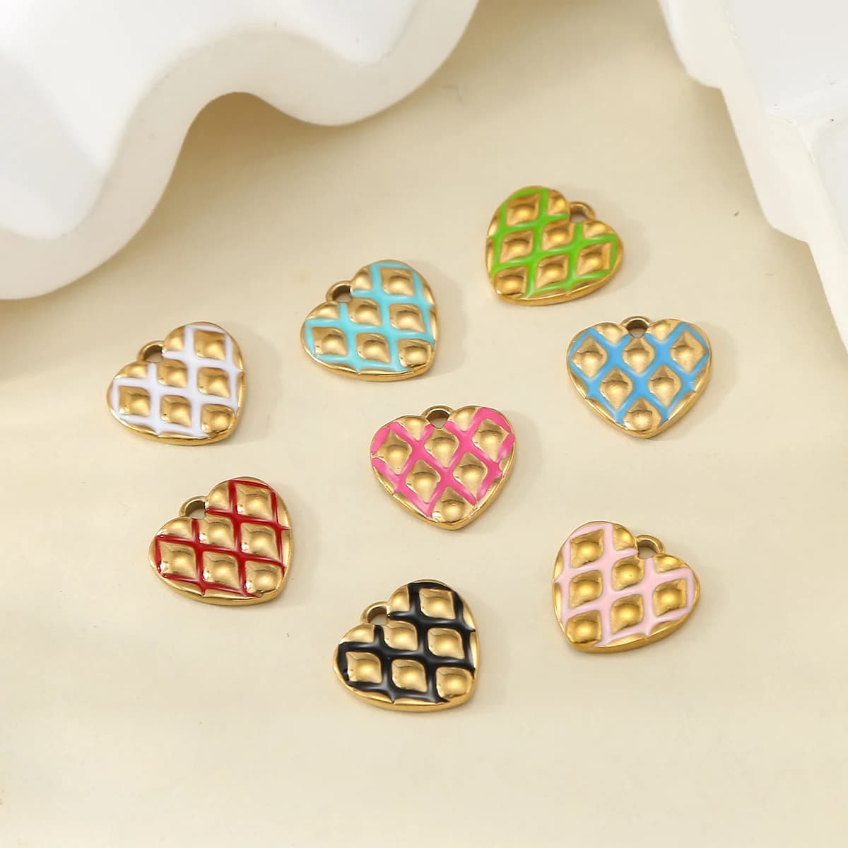 HIYEE 10 Pezzi Ciondoli a Cuore Smaltati a Reticolo Dorato, Pendenti a Scacchi per Creazione Gioielli Fai da Te, Collane, Bracciali, Ingrosso