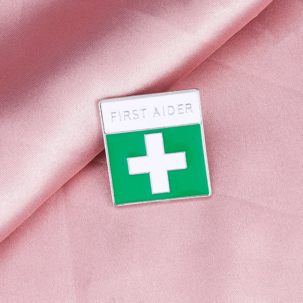Primo Aider Spilla medica Spille smaltate da bavero Kit di pronto soccorso Infermiera Dottore Spilla per gioielli Abito da uomo Studente di medicina Regalo di laurea