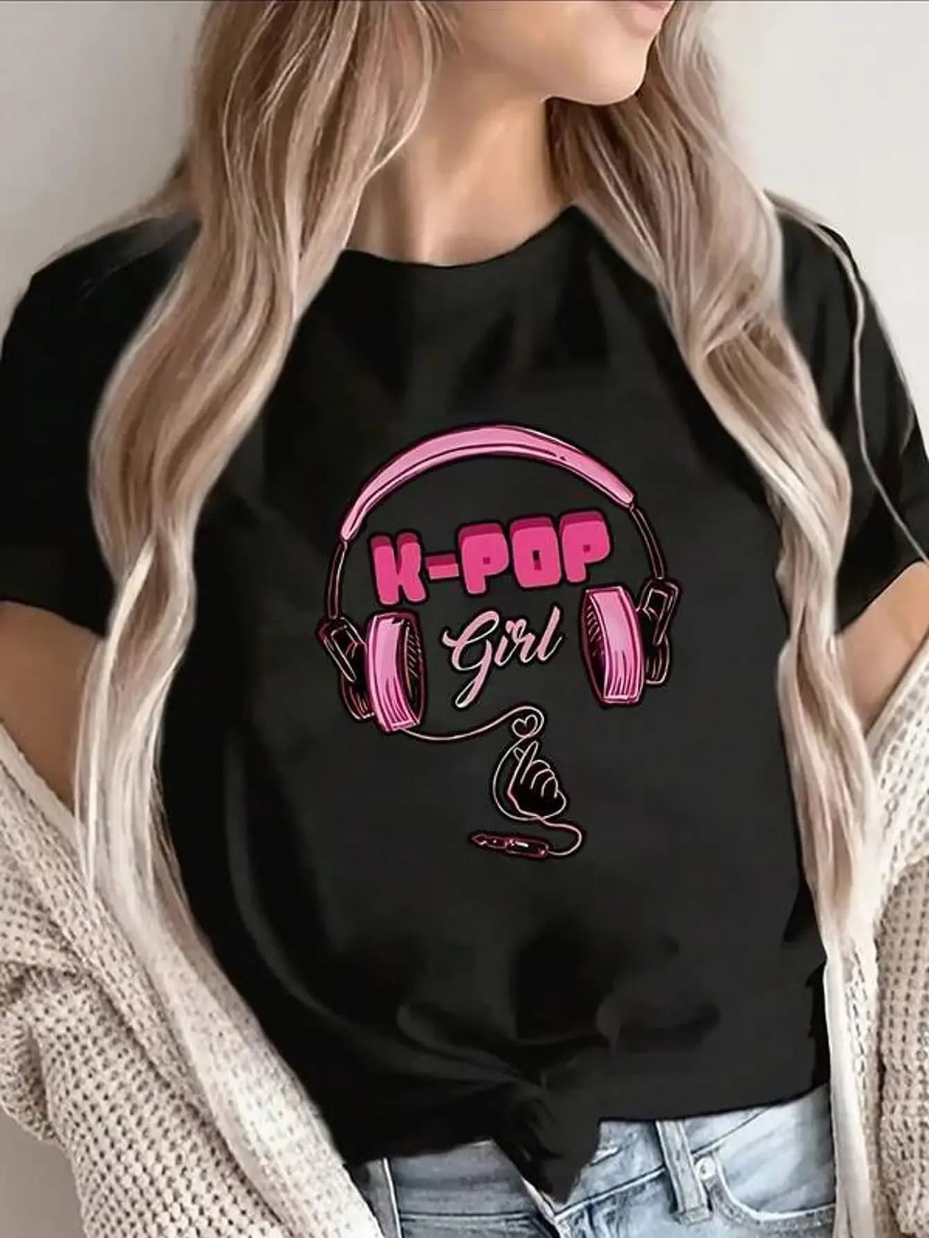 Lightweight And Durable Short-Sleeve T-Shirt Featuring A K-Pop Design, Perfect For Casual Outings At Home, Cafes, Or Concerts, With A Graphic Of Pink Headphones And A Comfortable Fit For Daily Wear