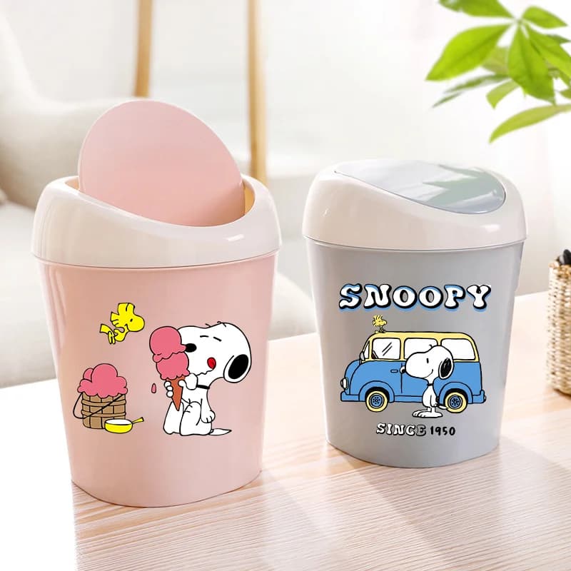 Cestino per Rifiuti di Snoopy, Kawaii Anime Creativo con Coperchio Oscillante, Contenitore per Rifiuti da Scrivania in Plastica, Mini Secchio Portatile per Casa e Ufficio, Regalo