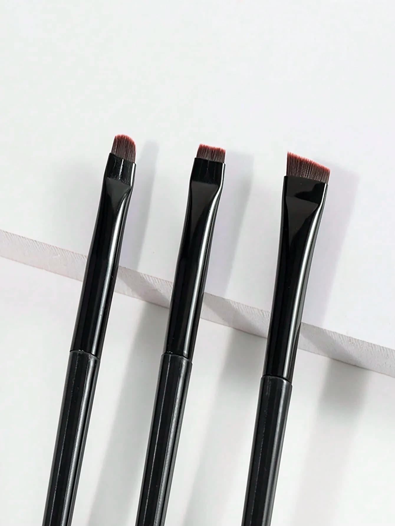 3 piece makeup brush set, including angled eyeliner brush, eyebrow brush and ultra-thin eye shadow brush, make-up brush set, make-up brush kit, complete make-up brush set, complete make-up brush set, make-up brush set.