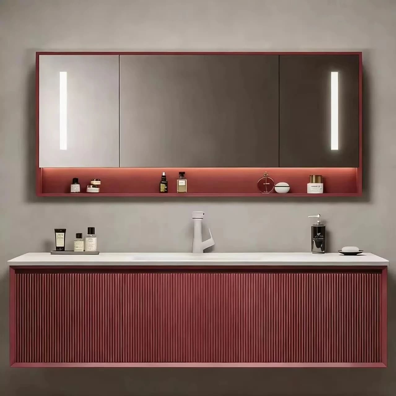 Set Mobile Bagno Moderno con Lavabo in Ceramica Resistente all'Acqua, Montaggio a Parete, Design con Linee Ondulate e Specchio per Camera da Letto e Hotel