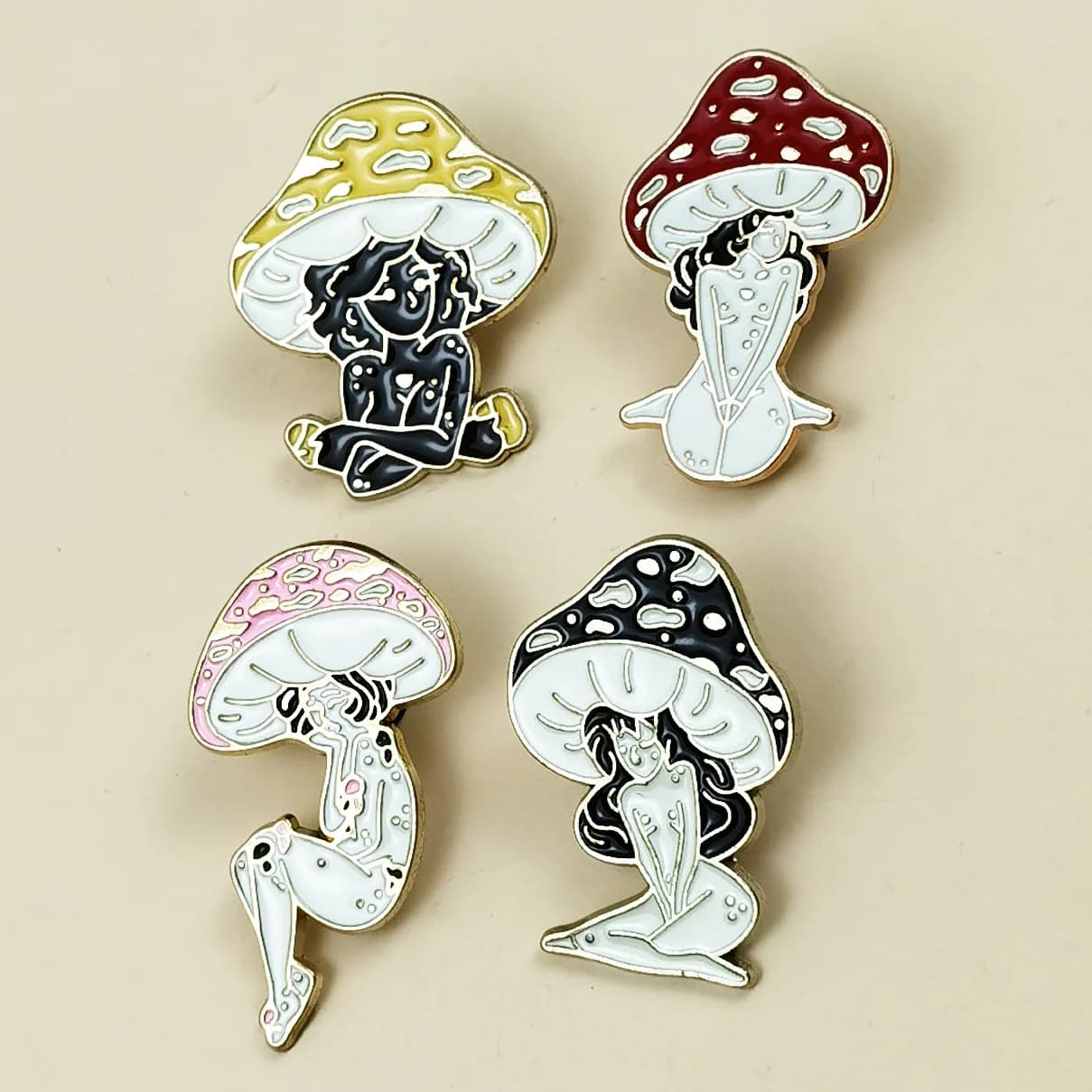Spilla a forma di ragazza fungo in stile cartone animato, accessorio creativo ed elegante in metallo per decorare zaini e abbigliamento