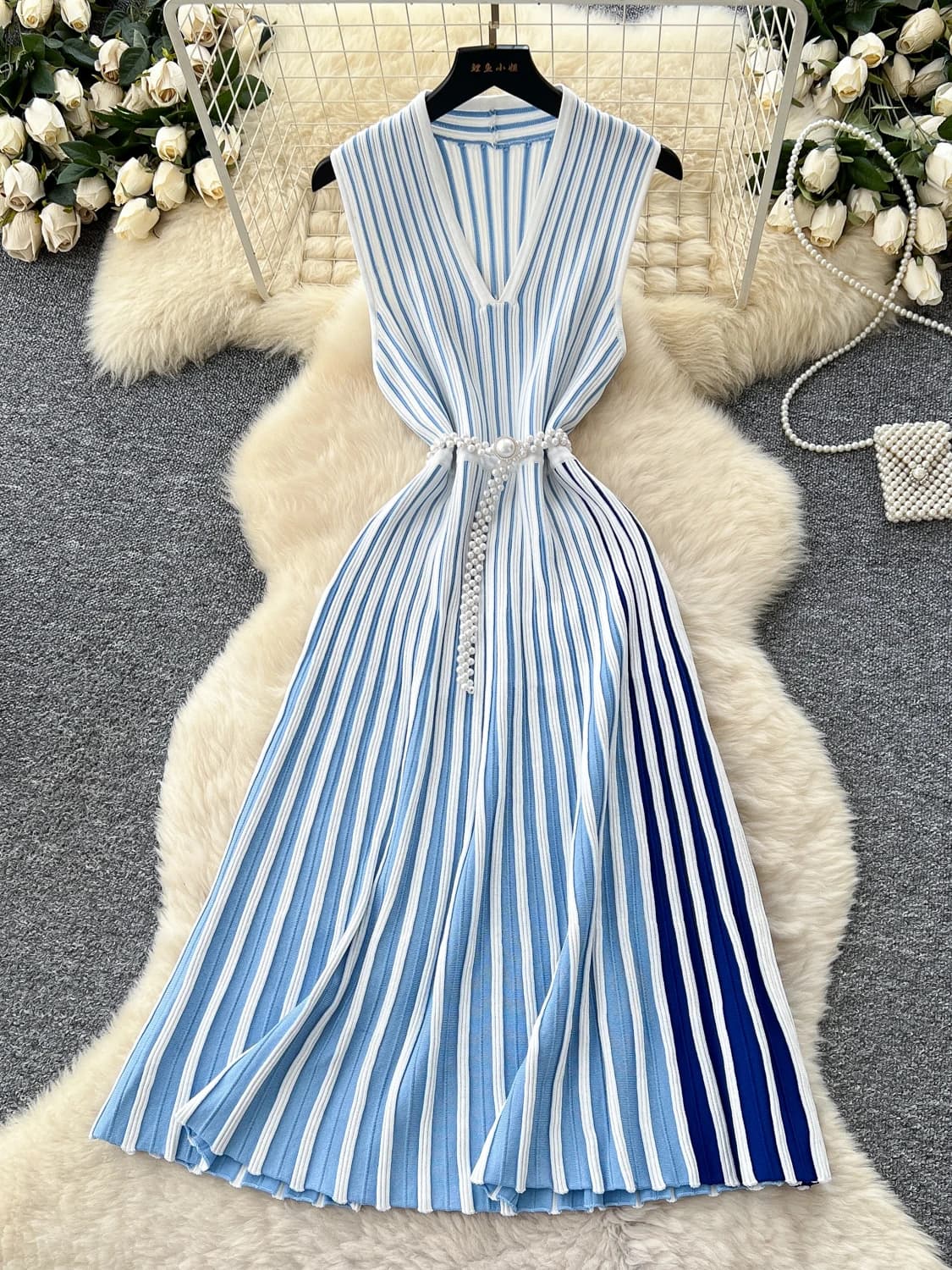 Elegante Abito Estivo da Donna in Maglia a Righe Senza Maniche con Colletto Asimmetrico e Cintura, Gonna Lunga a Vita Alta a Trapezio per un Look Raffinato
