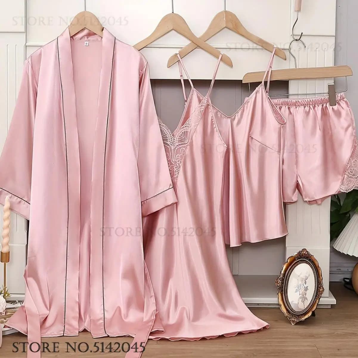 Donne 4PCS Pigiama Set Raso di Seta Degli Indumenti Da Notte Pigiama Sexy Patchwork Cinghia di Pizzo Top e Pantaloncini Accappatoio Pigiama Vestito Allentato Homewear