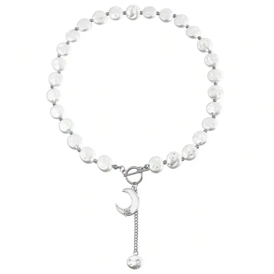Collana di perle simulate barocche irregolari con ciondolo a luna e catena a nappa per donna