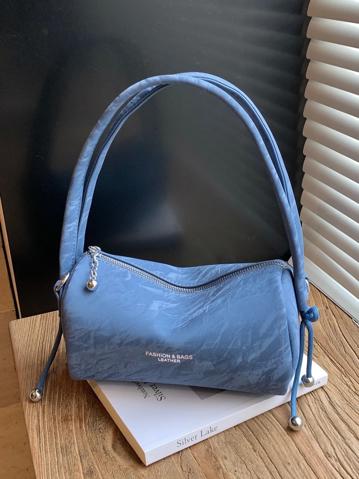 Borsa a cuscino rossa per donna Autunno Inverno Nuove borse da viaggio con cerniera moda tinta unita Borsa a tracolla cilindrica in pelle PU con lettera