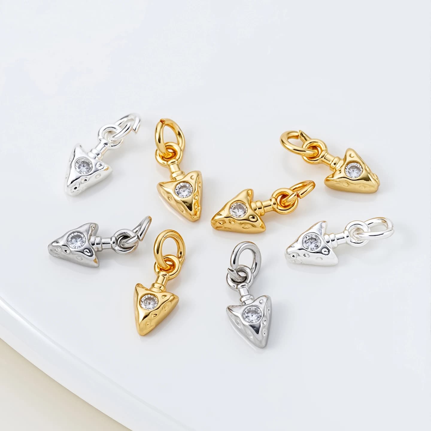 2 Pezzi/Lotto Ciondoli a Cuore Placcati Oro 14/18K 4.5*12mm con Zirconi per Creazione di Gioielli Fai-da-Te, Bracciali e Collane