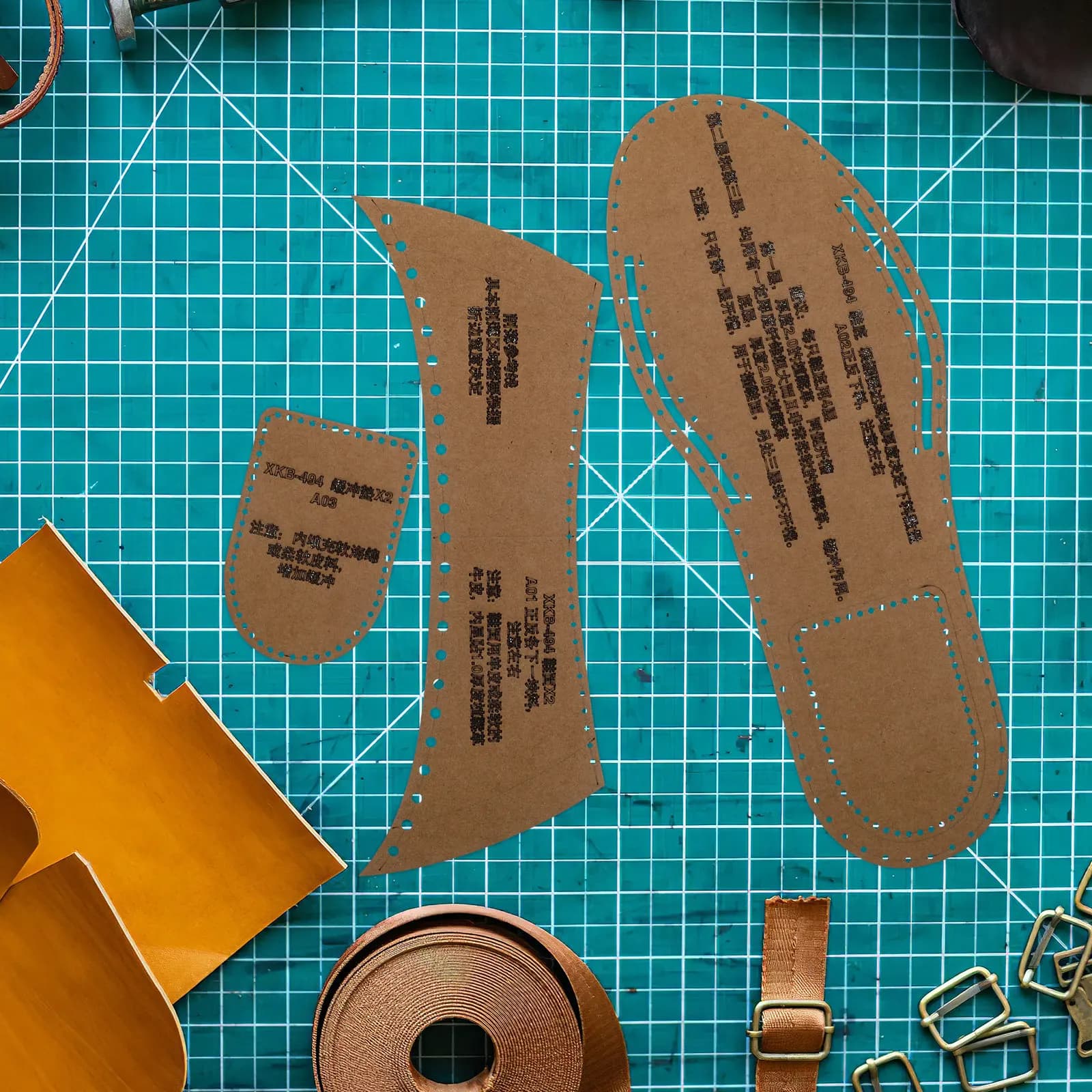 Set di 1 Modello per Sandali in Carta Kraft, Stencil per Ciabatte, per Fai-da-Te, Modelli per Lavorazione del Cuoio, Strumento per la Produzione di Sandali