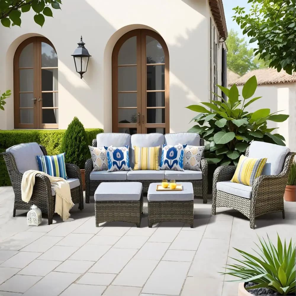 Set di 5 Pezzi per Arredo Patio, Divano in Vimini da Esterno con Sedie, Pouf e Cuscini Comodi, Design Moderno con Schienale Alto per Tutte le Stagioni