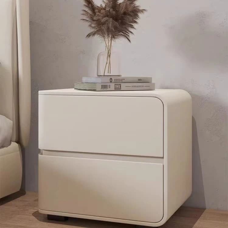 Comodino di Lusso Italiano in Legno Massello con Cassetti Effetto Scanalato e Gambe Dorate, Tavolino da Notte di Alta Gamma in Pelle