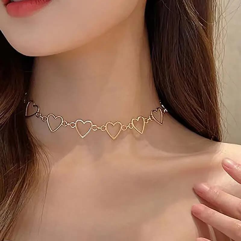 Collana con Cuore Traforato per Donne, Ciondolo a Cuore Cavo, Catena per Clavicola, Gioiello Europeo Versatile e Alla Moda