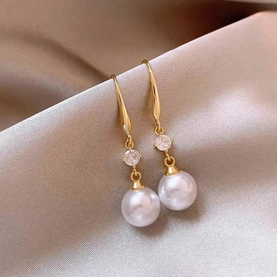 Elegant pearl drop earrings for women—stylish, lightweight, and perfect for everyday elegance and special occasions