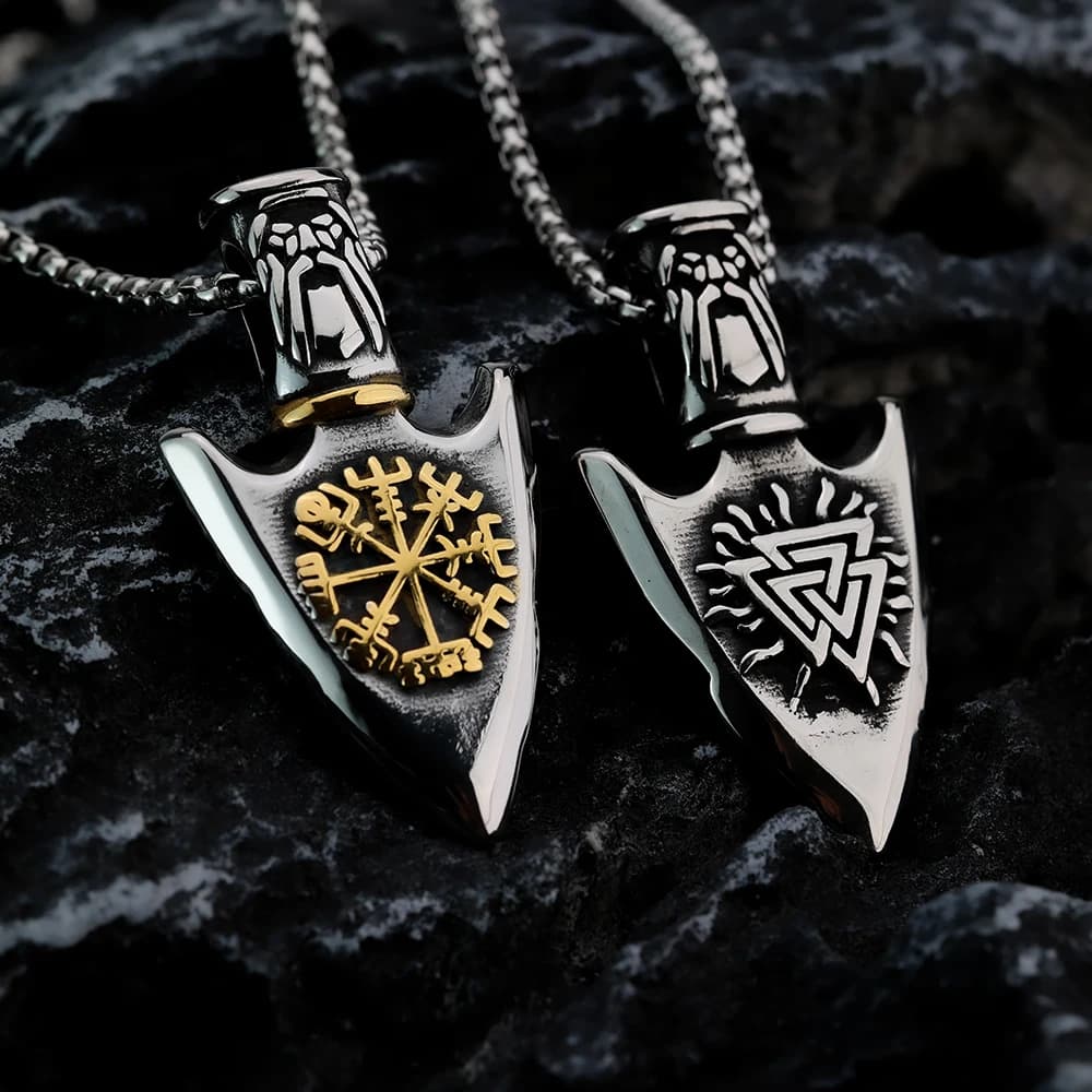 Collana con ciondolo creativo in acciaio inossidabile da uomo con bussola vichinga europea e americana con runa e freccia in acciaio al titanio