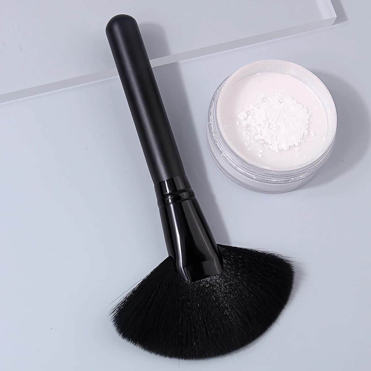 1pcs Large Fan Makeup Brushes Facial Powder Foundation Blusher Concealer Kabuki Brush Cosmetic Tools Pincel Maquiagem