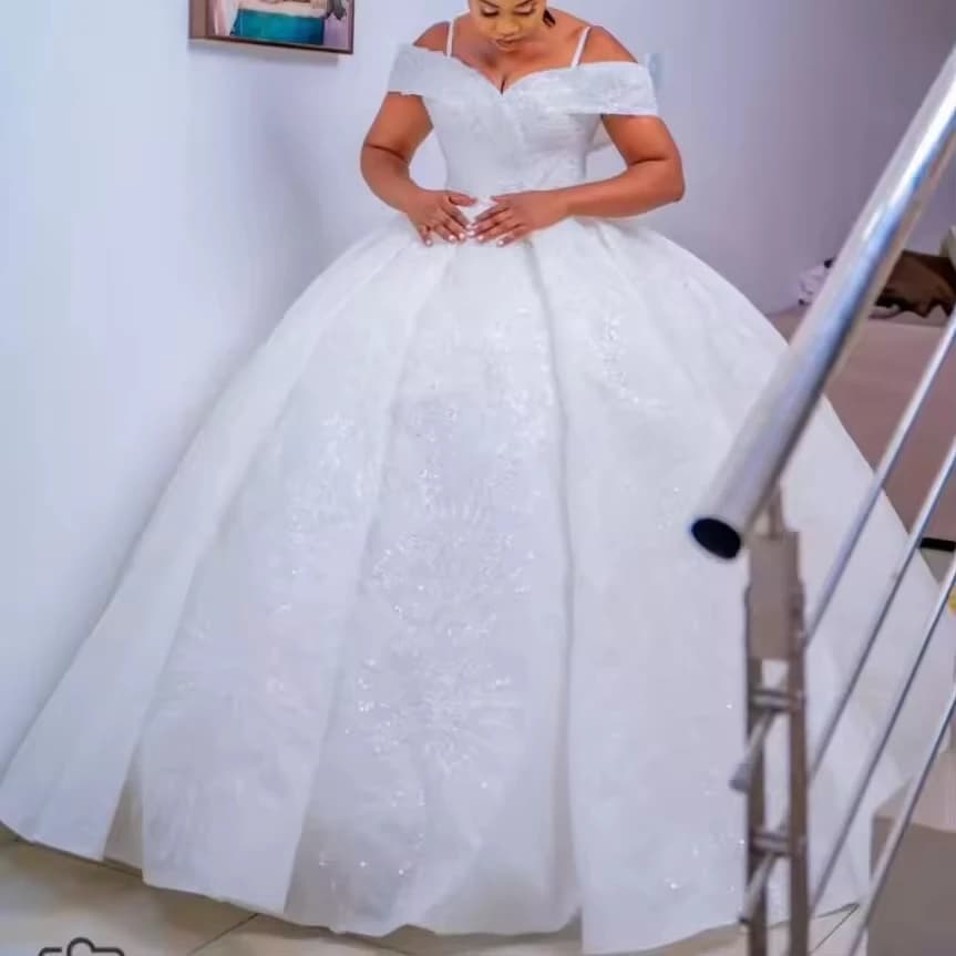 Abito da sposa con abito da ballo con spalle scoperte in pizzo di cristallo scintillante con perline personalizzate Abito da sposa da principessa reale
