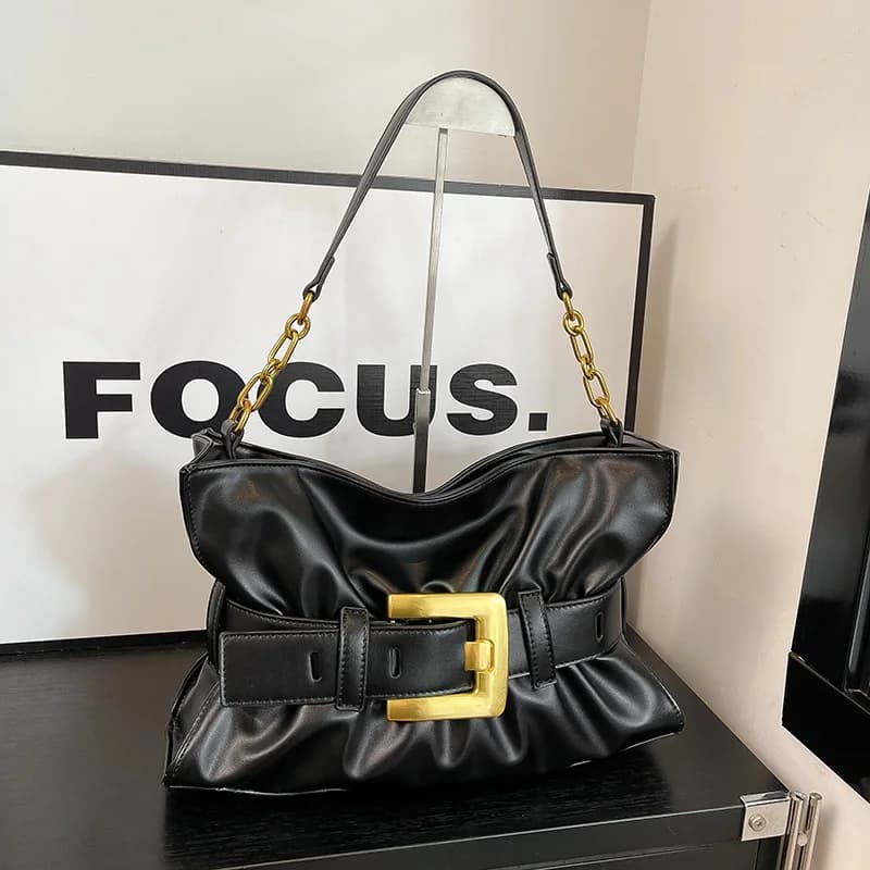 Borsa a nuvola pieghettata di design Borsa alla moda Stile punk Fibbia per cintura Design Borsa a tracolla per pendolari Borsa sotto le ascelle in morbida pelle albicocca