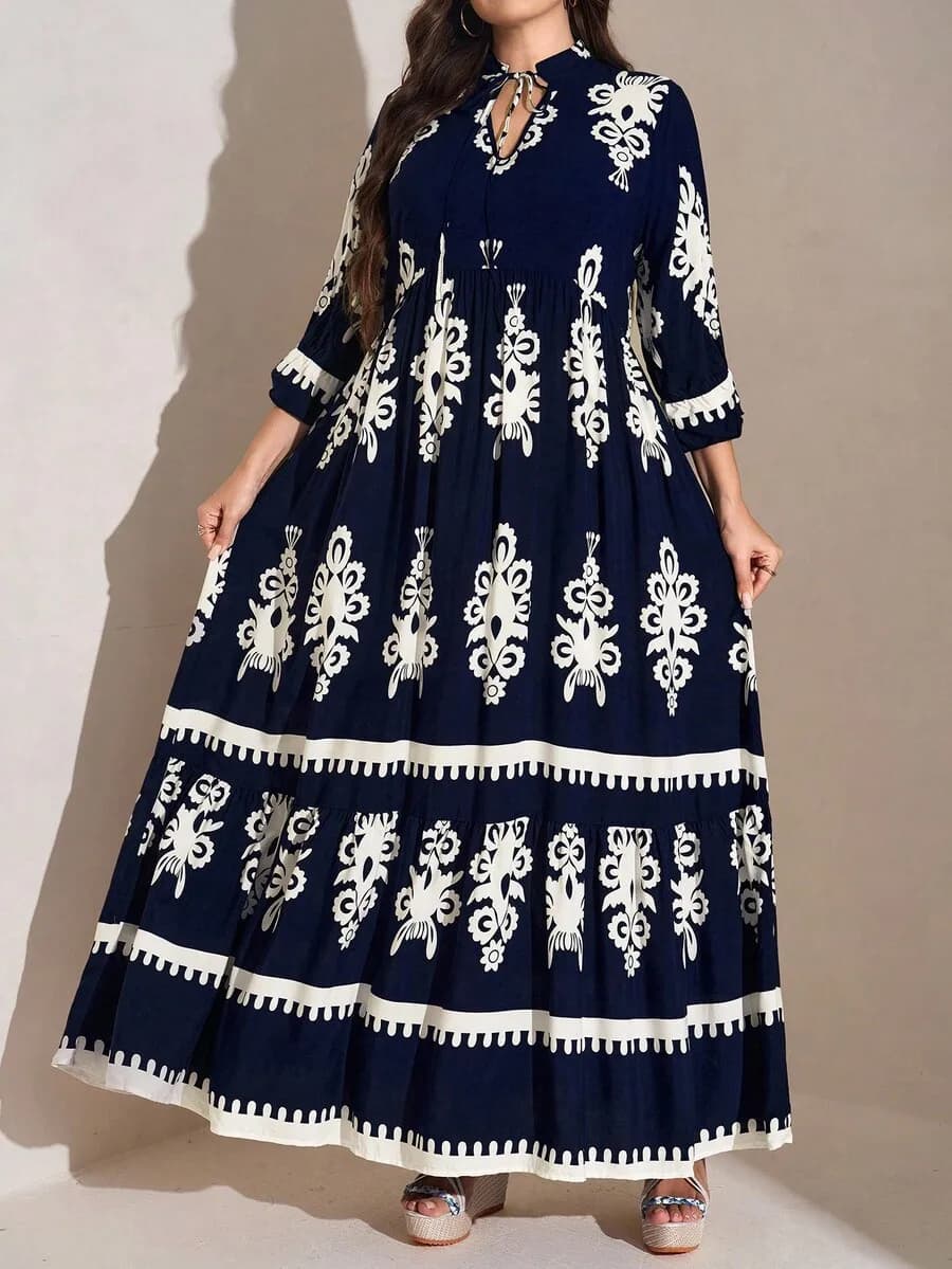 Abito lungo blu navy con stampa floreale, gonna a balze e scollo a goccia