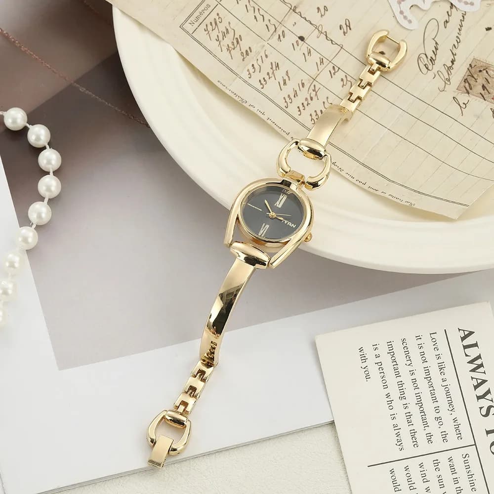 New Round Powder watch with Design in Bottone, Elegant Metal Quartz Watch, Gift for Ladies and Women
