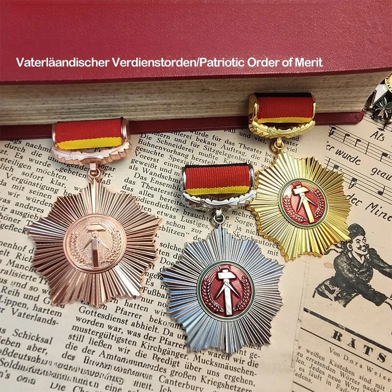 L'ordine del merito della Repubblica tedesca orientale Medaglia con nastro dorato, argentato e bronzo 【Confezione di scatole】 Raccolta di storie artigianali