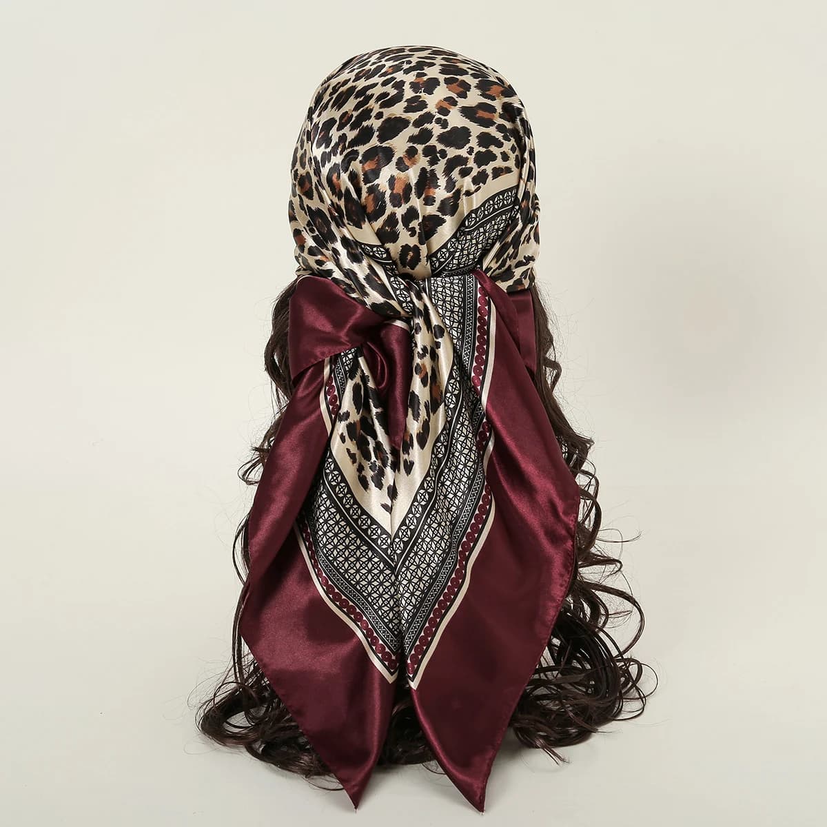 Foulard Quadrato 90cm con Stampa Leopardata in Raso di Seta, Hijab per Donna Musulmana, Accessorio Moda per Capelli, Stile Rock, Copricapo Islamico