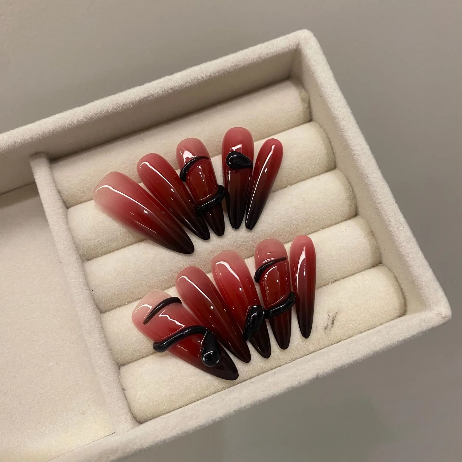 Unghie finte fatte a mano con serpente nero 3D Stampa a punta lunga su unghie acriliche Spice Girl y2k Unghie finte Stiletto sfumato Copertura completa