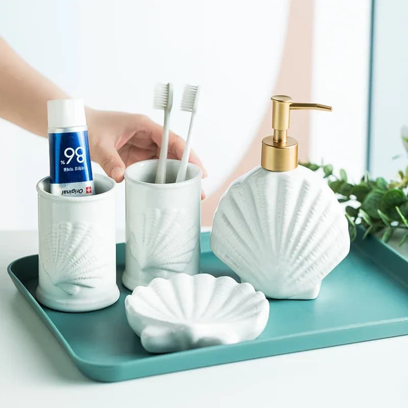 Kit di accessori per il bagno a forma di stella marina Portasapone in ceramica bianca Dispenser di liquidi Bottiglia di gel doccia Set da bagno P