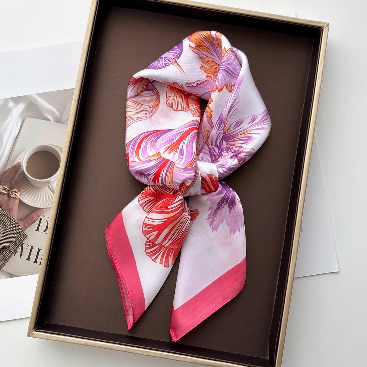 Sciarpa quadrata con stampa floreale per donna, morbida in raso effetto seta, foulard, bandana, hijab di lusso, elegante scialle.