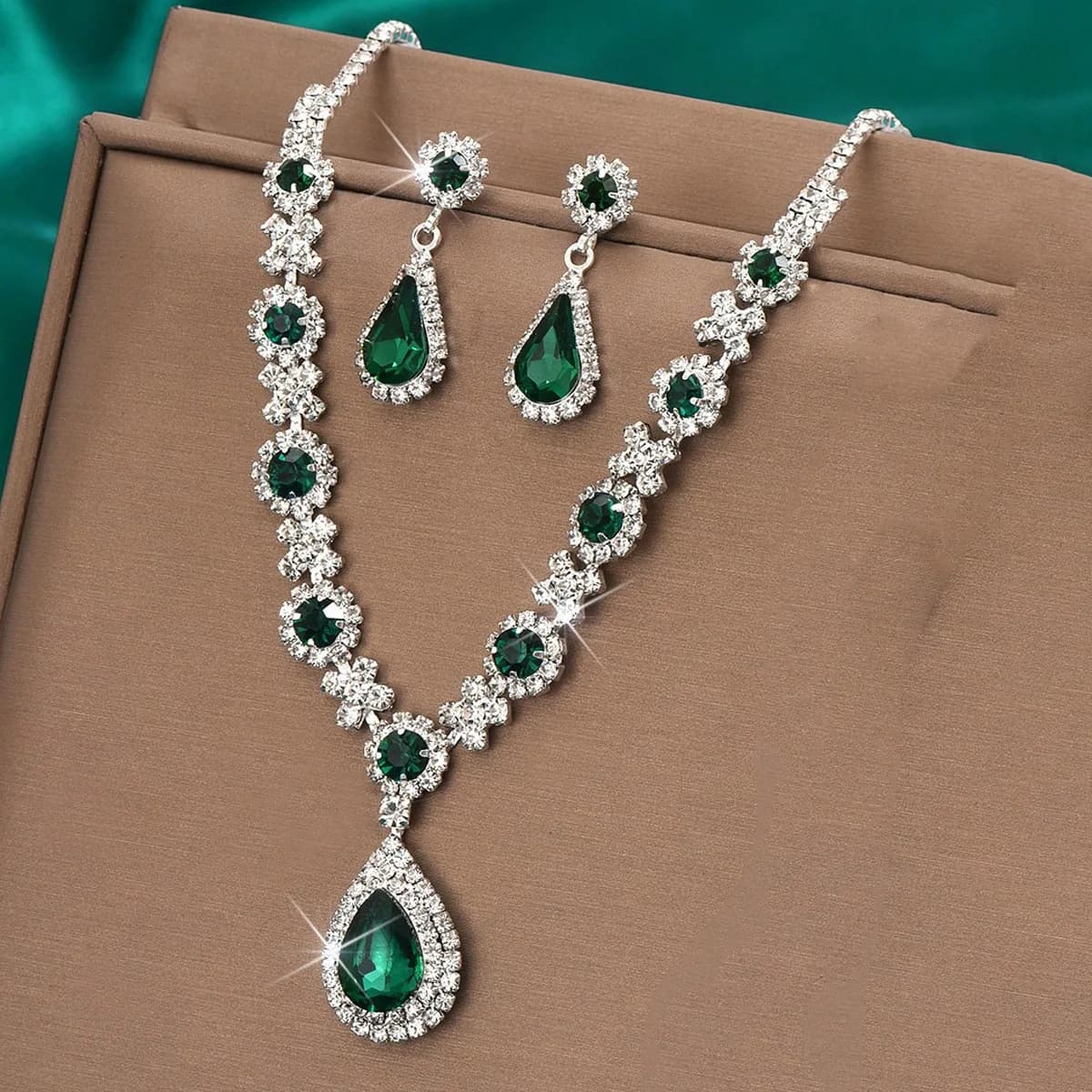 Set di collana e orecchini classici con diamanti, ideali per appuntamenti, viaggi, banchetti e feste femminili.