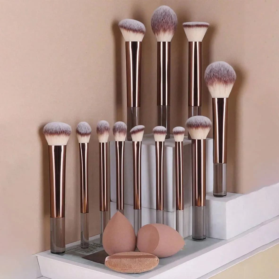 Set di 12 Pennelli Professionali per Trucco Pennelli per ombretto, polvere e blush, 2 spugne per il trucco, 1 piumino per la polvere, set completo da viaggio