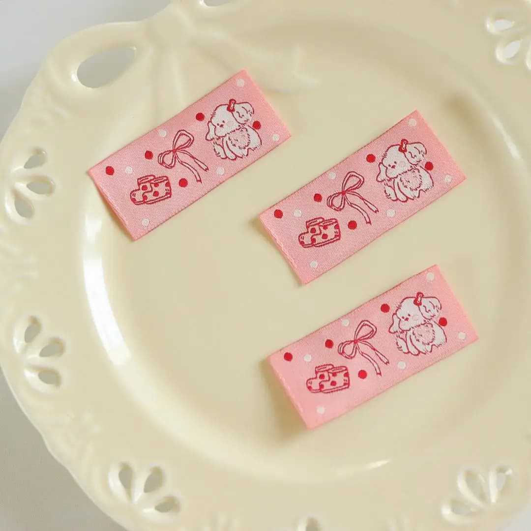 Etichette in Tessuto Fatte a Mano con Design Originale - Etichette Tessute Ricamate con Fiocco e Cane, Etichette da Cucire Stampate con Cartoni Animati Carini per Lavoretti Fai da Te
