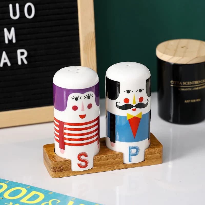 Set di bottiglie di condimento in ceramica per coppia di cartoni animati creativi coreani, sale, pepe, scatole di condimento, coppia di decorazioni per la cucina di casa
