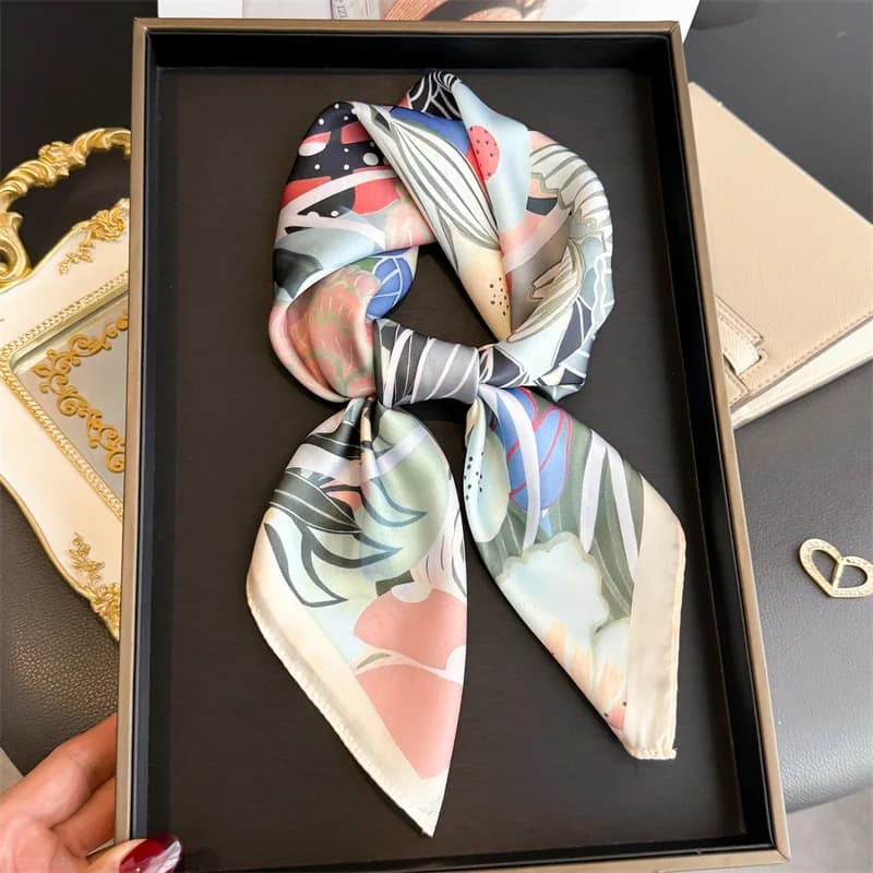 Foulard quadrato in seta da 70 cm per donna, stampa floreale, sciarpa, protezione solare, bandana, fascia per capelli, nastro per borsa, essenziale per la spiaggia