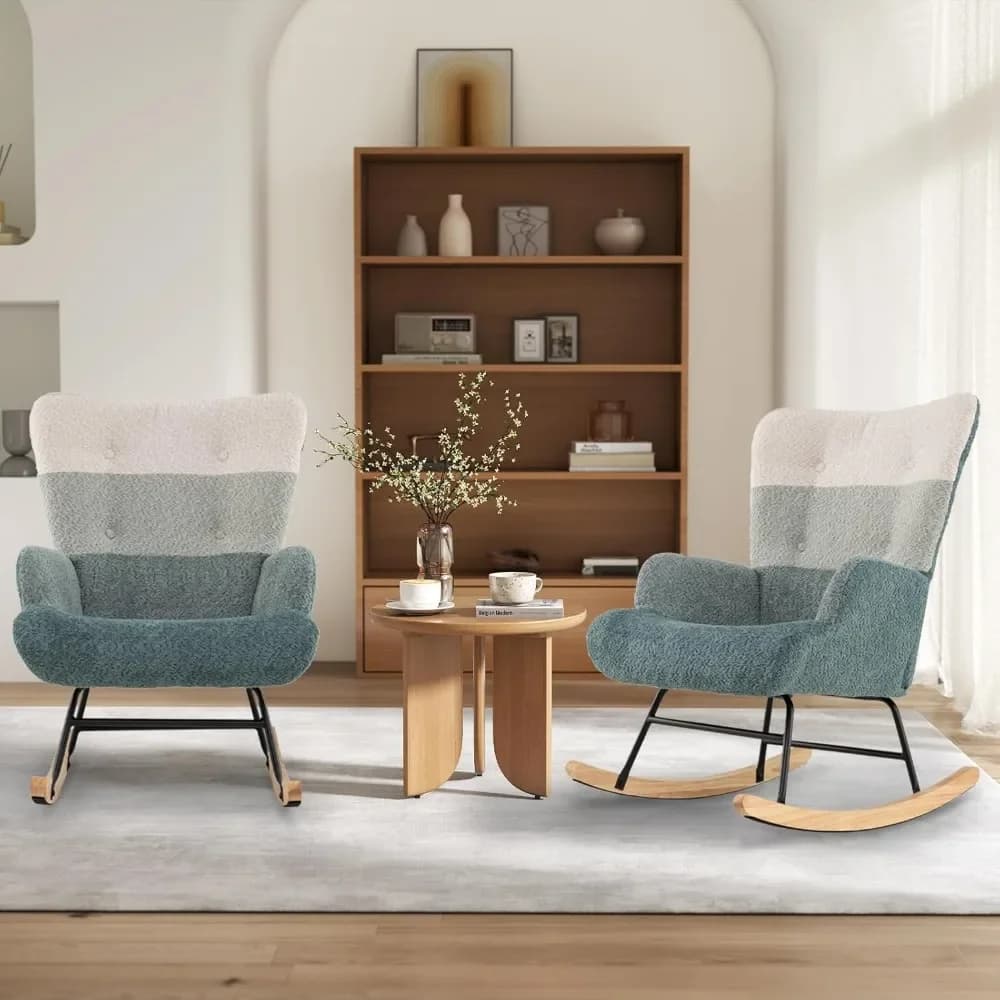 Un set di due sedie a dondolo per asilo nido, sedie a dondolo imbottite con schienali alti ergonomici e gambe in legno gommato