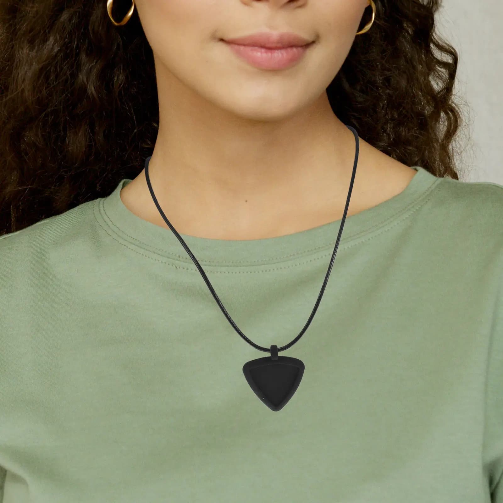 Guitar Pick Holder Necklace Silicone Triangle Pendant for Acoustic Electric Guitarists Pick Storage Pendant Fashion Accessory