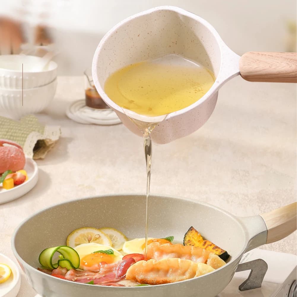 Mini hot pan with spout pourer Cooking pot Wooden handle Small butter casserole to pour oil Milk heating Frying