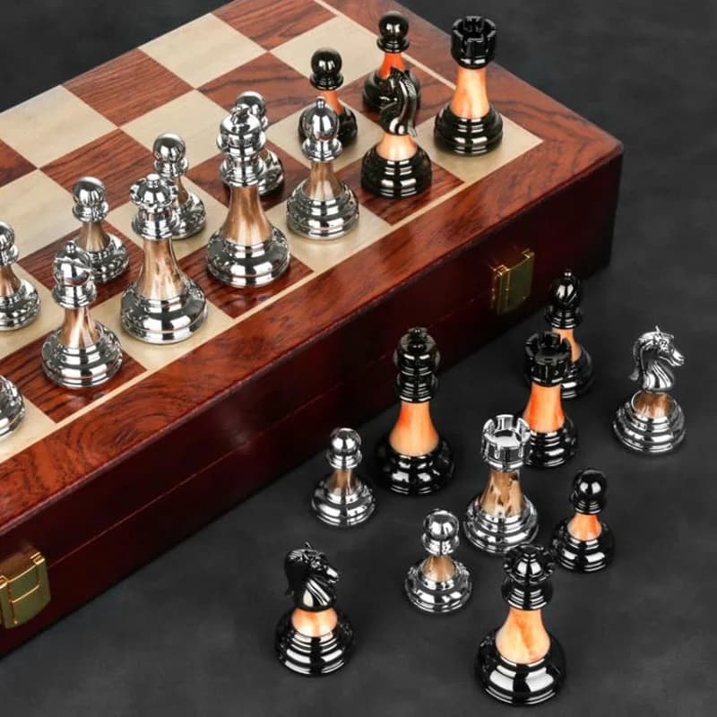 Figure di scacchi in metallo di lusso di alta qualità 45 * 45 * 3 cm Nuovo set di scacchi in legno Giochi di scacchi Set di decorazioni per scacchi per la casa in lega pieghevole
