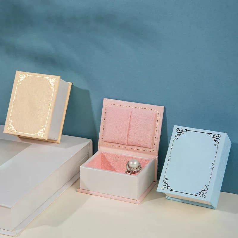 Scatola per Anelli a Forma di Libro con Rivestimento in Tessuto Scamosciato, Coperchio Magnetico Creativo, Porta Gioielli e Orecchini, Custodia Regalo per Accessori