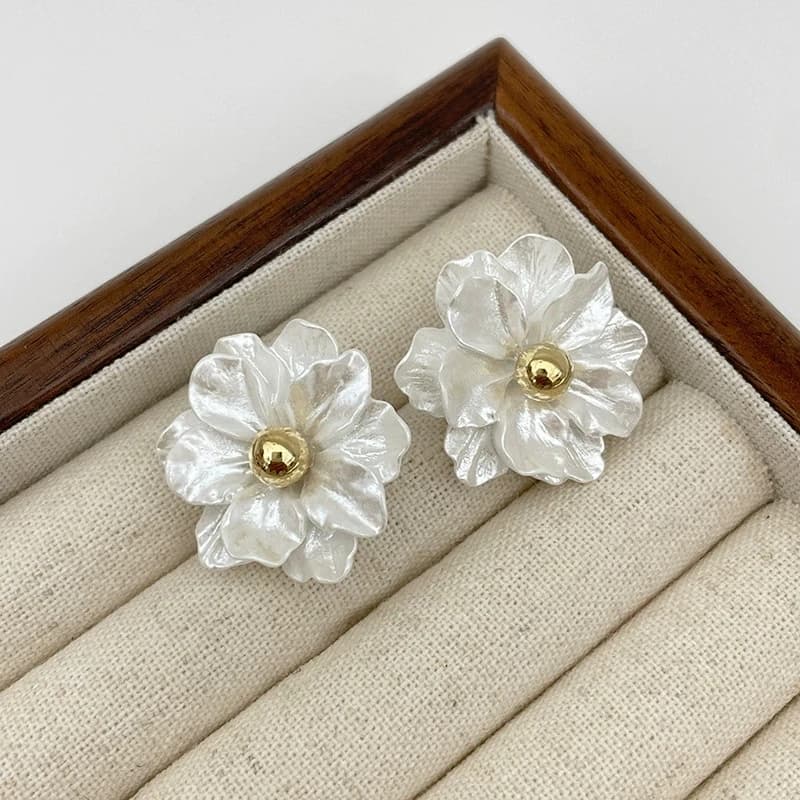 Orecchini a bottone con fiori in acrilico bianco in fiore per le donne Orecchini floreali piegati Moda petali dolci Regalo di gioielli femminili irregolari