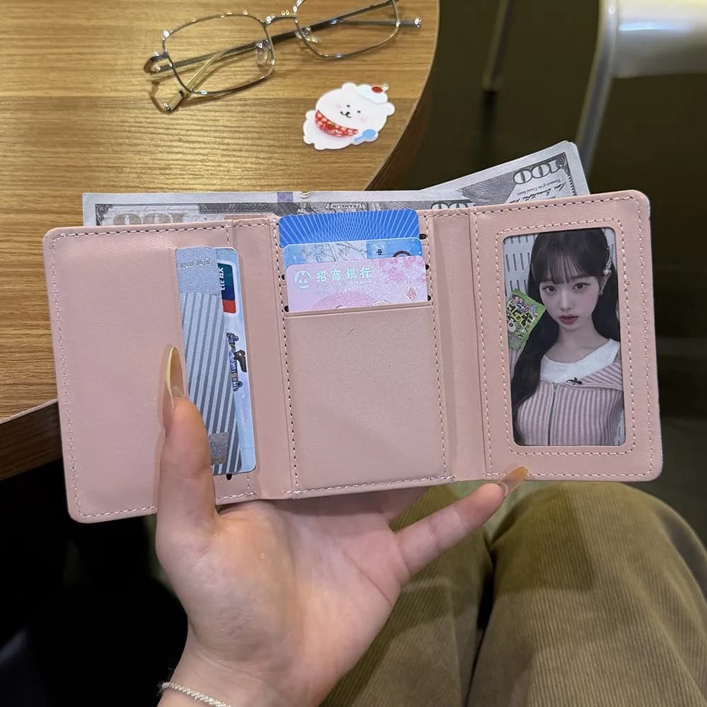 Portafoglio a tre ante da donna con blocco RFID, porta carte compatto con stampa floreale, facile da pulire, porta carte in PU per brevi viaggi e uso quotidiano