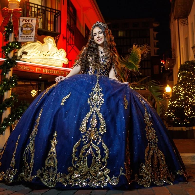 Abiti Quinceanera lucidi blu navy Abito da ballo con spalle scoperte Applique in oro Perline in pizzo Fiocco di cristallo Corsetto Festa di compleanno Swee