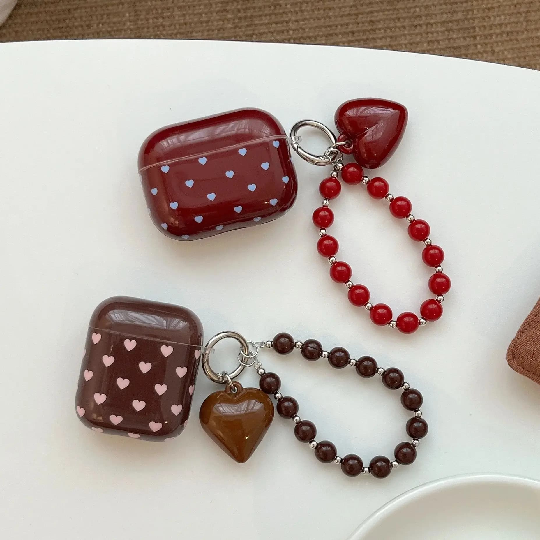 Custodia protettiva per auricolari retrò chic a schermo intero con motivo a cuore amorevole marrone vino rosso adatta per AirPods 1 2 3 4 Pro Pro2 Pro3