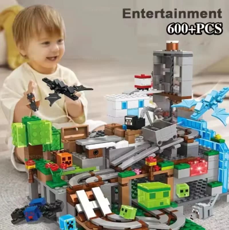Set di 600 Pezzi di Blocchi da Costruzione con Scheletro Mostro, Carro da Miniera, Binari, Cascata, Alberi - Giocattolo Creativo Fai-da-Te per Avventure nel Castello per Bambini